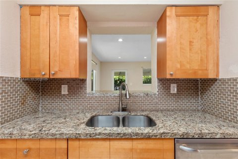 House in Hallandale Beach, Florida 3 bedrooms, 121.14 sq.m. № 1781786 - photo 20