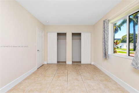 House in Hallandale Beach, Florida 3 bedrooms, 121.14 sq.m. № 1781786 - photo 8
