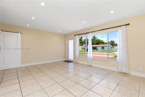 House in Hallandale Beach, Florida 3 bedrooms, 121.14 sq.m. № 1781786 - photo 3