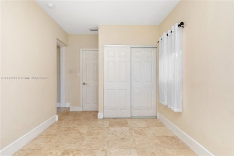 House in Hallandale Beach, Florida 3 bedrooms, 121.14 sq.m. № 1781786 - photo 16