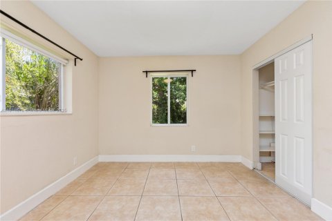 House in Hallandale Beach, Florida 3 bedrooms, 121.14 sq.m. № 1781786 - photo 10