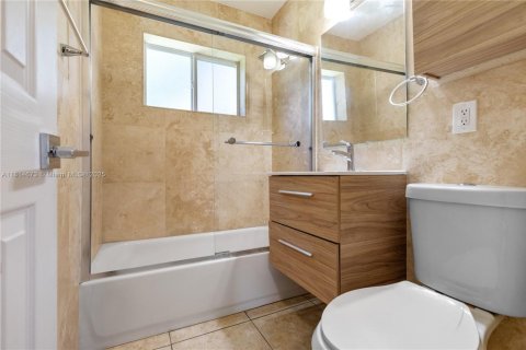 House in Hallandale Beach, Florida 3 bedrooms, 121.14 sq.m. № 1781786 - photo 5