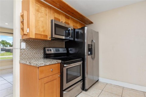 House in Hallandale Beach, Florida 3 bedrooms, 121.14 sq.m. № 1781786 - photo 13