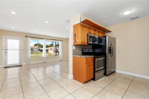 House in Hallandale Beach, Florida 3 bedrooms, 121.14 sq.m. № 1781786 - photo 12