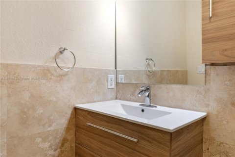 House in Hallandale Beach, Florida 3 bedrooms, 121.14 sq.m. № 1781786 - photo 19
