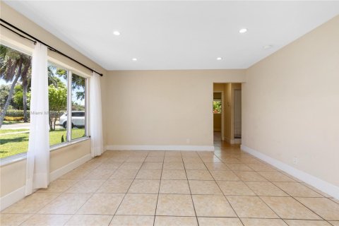 House in Hallandale Beach, Florida 3 bedrooms, 121.14 sq.m. № 1781786 - photo 2