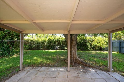 House in Hallandale Beach, Florida 3 bedrooms, 121.14 sq.m. № 1781786 - photo 27