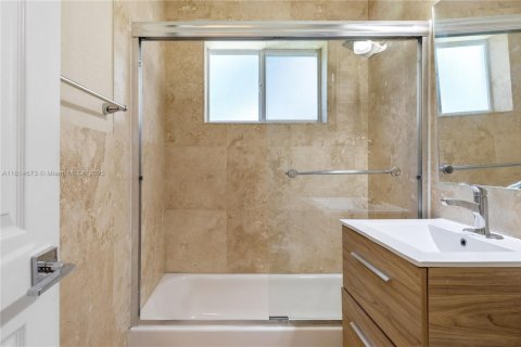 House in Hallandale Beach, Florida 3 bedrooms, 121.14 sq.m. № 1781786 - photo 6