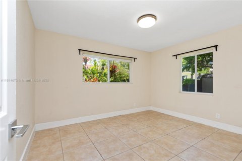 House in Hallandale Beach, Florida 3 bedrooms, 121.14 sq.m. № 1781786 - photo 9