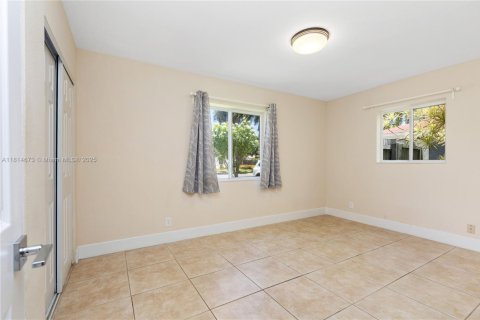 House in Hallandale Beach, Florida 3 bedrooms, 121.14 sq.m. № 1781786 - photo 7