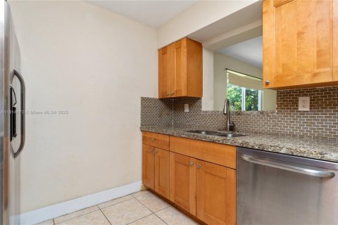 House in Hallandale Beach, Florida 3 bedrooms, 121.14 sq.m. № 1781786 - photo 14
