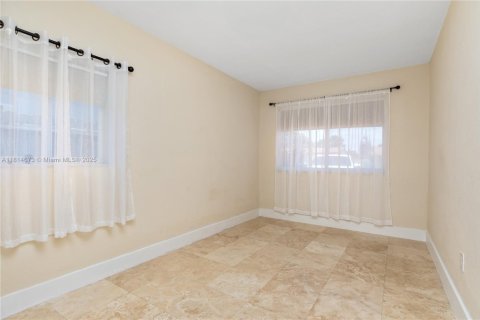 House in Hallandale Beach, Florida 3 bedrooms, 121.14 sq.m. № 1781786 - photo 15