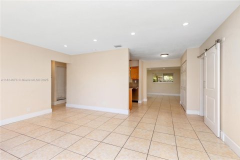 House in Hallandale Beach, Florida 3 bedrooms, 121.14 sq.m. № 1781786 - photo 4