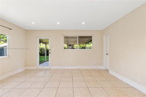 House in Hallandale Beach, Florida 3 bedrooms, 121.14 sq.m. № 1781786 - photo 23