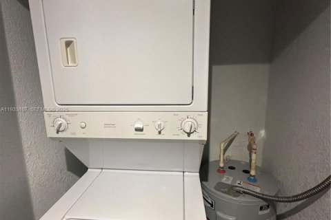 Apartamento en alquiler en Hollywood, Florida, 2 dormitorios, 184.04 m2 № 1991915 - foto 13