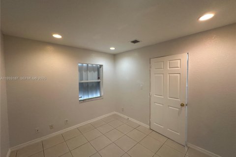 Apartamento en alquiler en Hollywood, Florida, 2 dormitorios, 184.04 m2 № 1991915 - foto 3