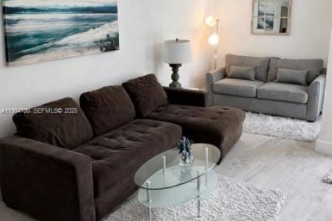Condo in Miami, Florida, 1 bedroom  № 1994561 - photo 1