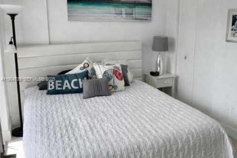 Condo in Miami, Florida, 1 bedroom  № 1994561 - photo 2