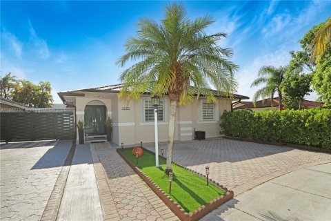 Casa en venta en Miami, Florida, 3 dormitorios, 160.81 m2 № 1969495 - foto 1