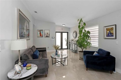 Casa en venta en Miami, Florida, 3 dormitorios, 160.81 m2 № 1969495 - foto 2