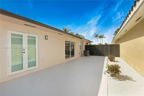 Casa en venta en Miami, Florida, 3 dormitorios, 160.81 m2 № 1969495 - foto 28