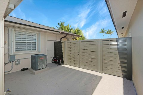 Casa en venta en Miami, Florida, 3 dormitorios, 160.81 m2 № 1969495 - foto 23