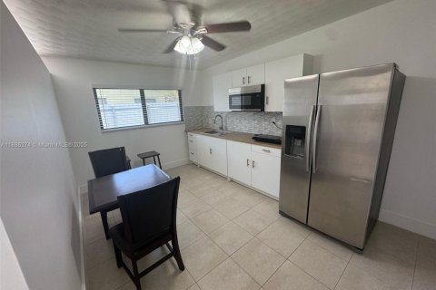 Propiedad comercial en alquiler en Homestead, Florida, 1 dormitorio, 152.17 m2 № 1933252 - foto 1