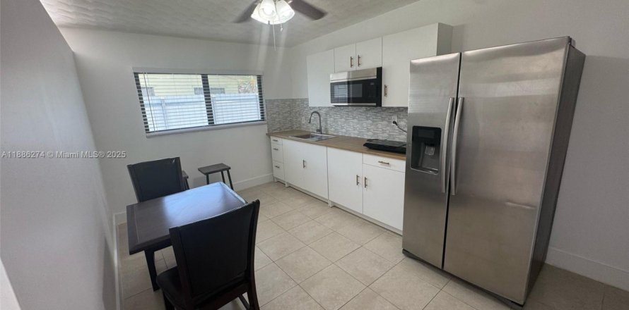 Propiedad comercial en Homestead, Florida 1 dormitorio, 152.17 m2 № 1933252