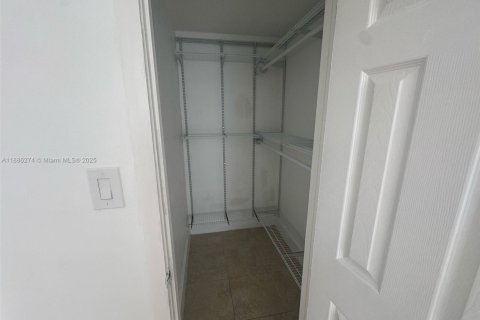Propiedad comercial en alquiler en Homestead, Florida, 1 dormitorio, 152.17 m2 № 1933252 - foto 4