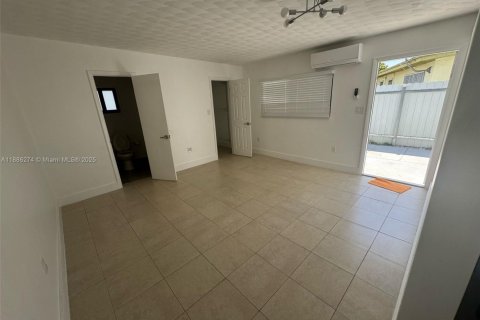 Propiedad comercial en alquiler en Homestead, Florida, 1 dormitorio, 152.17 m2 № 1933252 - foto 2