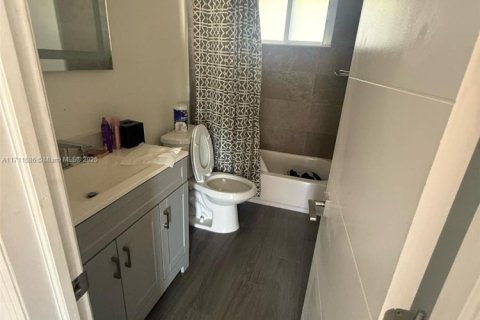Propiedad comercial en venta en Miami, Florida, 146.41 m2 № 2154007 - foto 15