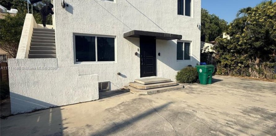 Propiedad comercial en Miami, Florida 146.41 m2 № 2154007