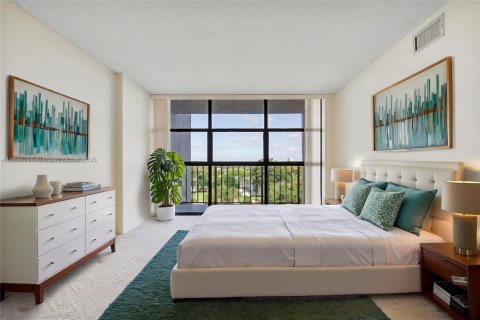 Condo in Hallandale Beach, Florida, 2 bedrooms  № 1947590 - photo 22