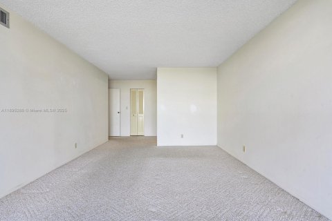 Condo in Hallandale Beach, Florida, 2 bedrooms  № 1947590 - photo 19