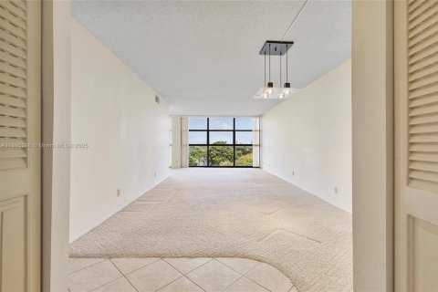 Condo in Hallandale Beach, Florida, 2 bedrooms  № 1947590 - photo 25