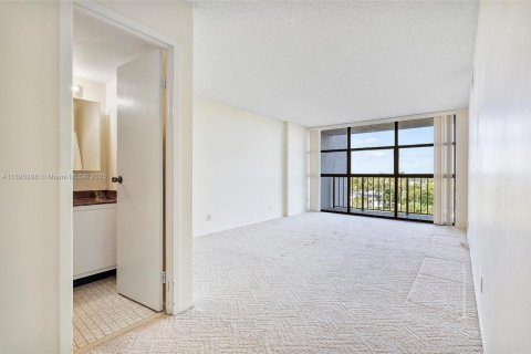 Condo in Hallandale Beach, Florida, 2 bedrooms  № 1947590 - photo 14