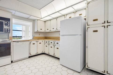 Condo in Hallandale Beach, Florida, 2 bedrooms  № 1947590 - photo 9