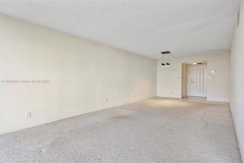 Condo in Hallandale Beach, Florida, 2 bedrooms  № 1947590 - photo 3