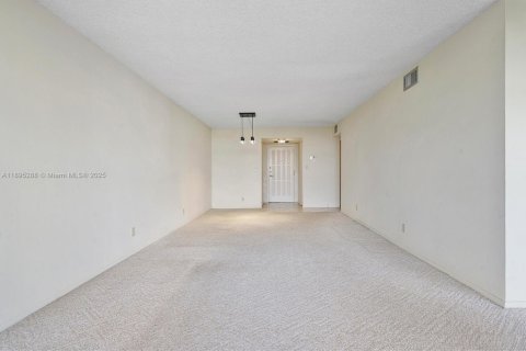 Condo in Hallandale Beach, Florida, 2 bedrooms  № 1947590 - photo 2