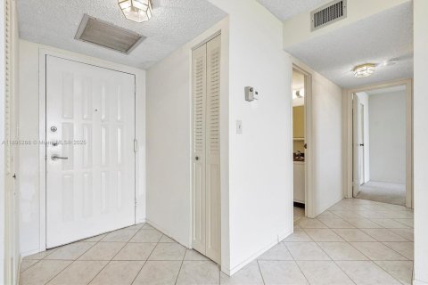 Condo in Hallandale Beach, Florida, 2 bedrooms  № 1947590 - photo 6