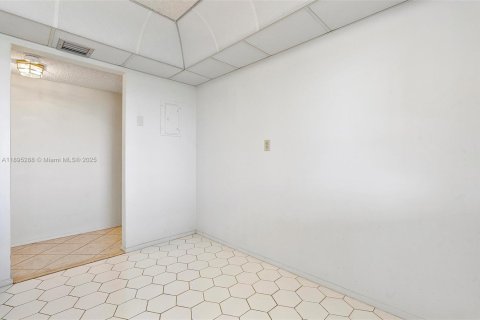 Condo in Hallandale Beach, Florida, 2 bedrooms  № 1947590 - photo 11
