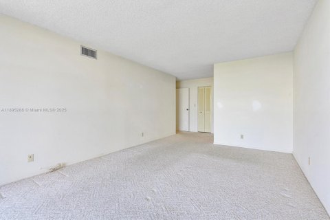 Condo in Hallandale Beach, Florida, 2 bedrooms  № 1947590 - photo 18