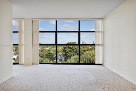 Condo in Hallandale Beach, Florida, 2 bedrooms  № 1947590 - photo 29
