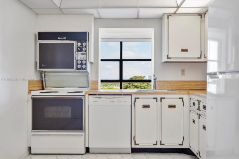 Condo in Hallandale Beach, Florida, 2 bedrooms  № 1947590 - photo 8