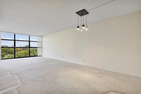 Condo in Hallandale Beach, Florida, 2 bedrooms  № 1947590 - photo 27