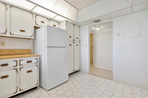 Condo in Hallandale Beach, Florida, 2 bedrooms  № 1947590 - photo 12