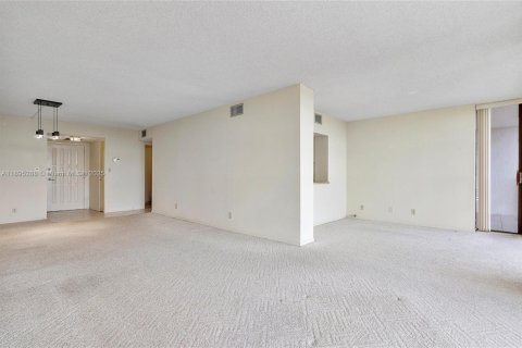 Condo in Hallandale Beach, Florida, 2 bedrooms  № 1947590 - photo 30