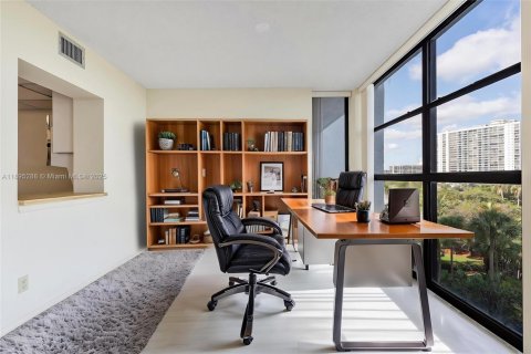 Condo in Hallandale Beach, Florida, 2 bedrooms  № 1947590 - photo 23