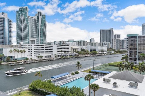 Condo in Hallandale Beach, Florida, 2 bedrooms  № 1947590 - photo 1