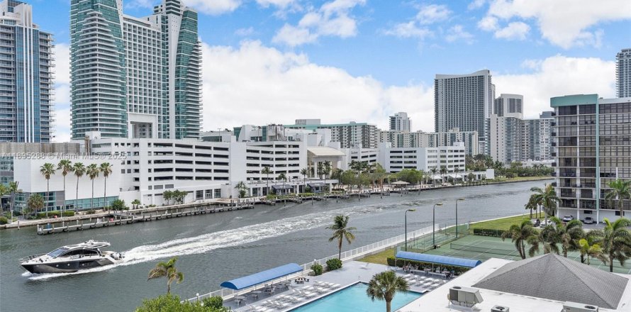 Condo in Hallandale Beach, Florida, 2 bedrooms  № 1947590